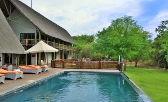 Cresta Mowana Safari Resort & Spa