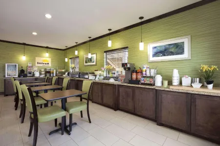 Days Inn & Suites by Wyndham Gonzales TX Отели в г. Гонзалес