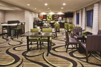 La Quinta Inn & Suites by Wyndham Milwaukee Delafield Hotels in Delafield