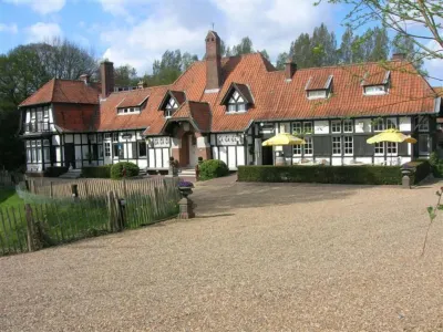Hotel Kasteelhof 't Hooghe Hotels near Ramparts Cemetery
