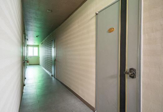 영월의 밤을 밝히는 숙소 풍경