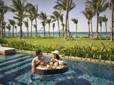 屋外プール モーベンピックリゾート カムランの写真