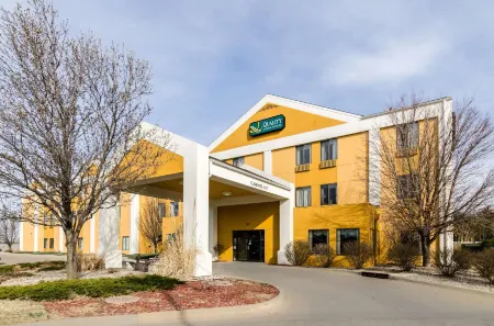 Quality Inn & Suites Отели рядом с достопримечательностью «Alpha Xi Delta»