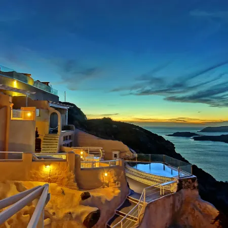Suites of the Gods Cave Spa Hotel Отели рядом с достопримечательностью «Порт Санторини»