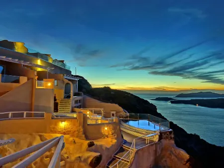 Suites of the Gods Cave Spa Hotel Отели рядом с достопримечательностью «Feel Santorini»