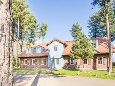 Luxurious Villa with 5 Bathroom, with a Bath, Near a Reserve