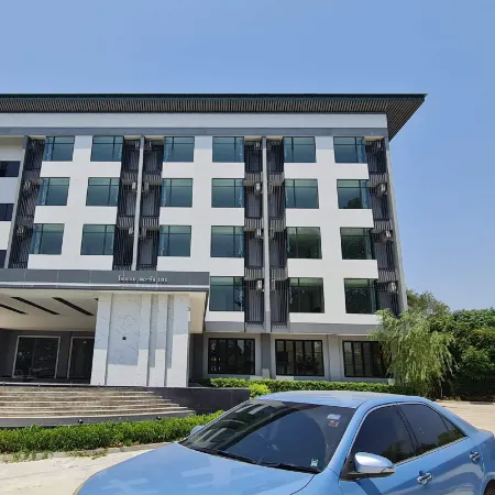 The Sun Hotel Roiet Отели рядом с достопримечательностью «Roi Et Tower»