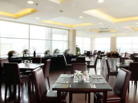 Grand Pacific Hotel Отели в г. Cicendo