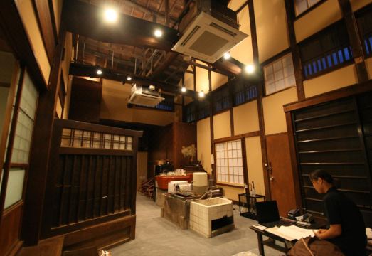 하루야 나라마치의 전통적인 일본식 정원 모습