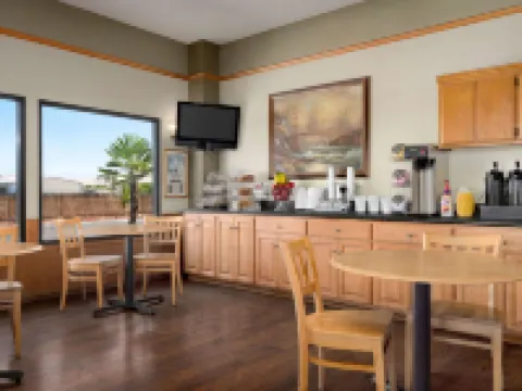 林賽橄欖樹温德姆速8酒店 圖萊里縣酒店