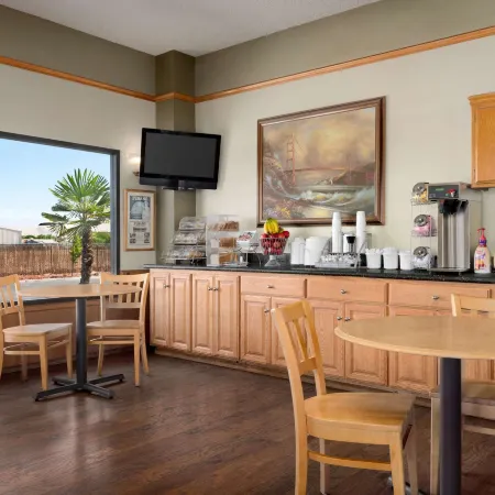 Super 8 by Wyndham Lindsay Olive Tree