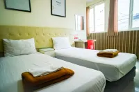 Hoki Homestay Syariah Mitra RedDoorz Near Rumah Sakit Dr Soetomo Surabaya Hotels in Airlangga
