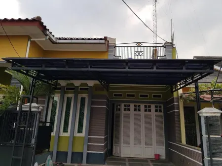 Kartika Guest House Отели рядом с достопримечательностью «Alun-Alun Cianjur»