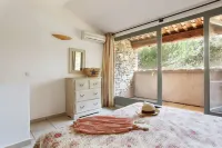 Résidence Odalys La Bastide des Chênes Hôtels à proximité de : Point de vue sur la ville de Gordes