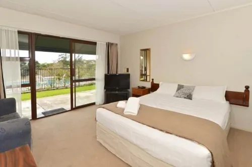 Waterfalls Estate - Motel & Campground Hotels in Haruru