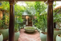 Maison Perumal Pondicherry - a CGH Earth Experience - bar