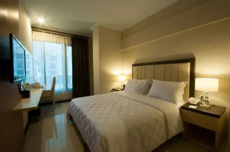 Bella Hotel Surabaya Отели рядом с достопримечательностью «Loop»