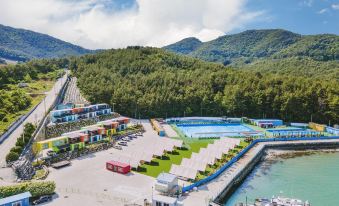 Goseong Bluebeach Pension&Glamping