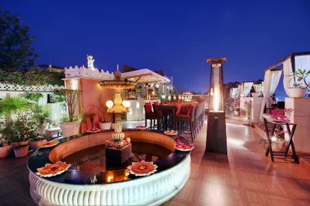 Lake Pichola Hotel Отели рядом с достопримечательностью «Джагдиш Темпл»