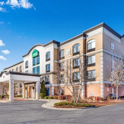 Wingate by Wyndham Schaumburg Hotels near Madhav Kendra(Swadhyay)