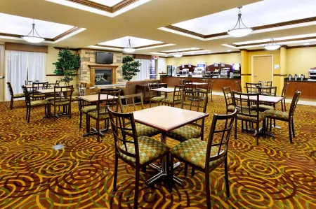 Holiday Inn Express & Suites Fresno Northwest-Herndon Отели рядом с достопримечательностью «Deran Koligian Stadium»
