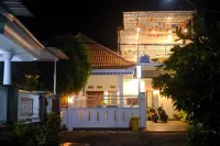 Room Hostel Banyuwangi โรงแรมใน