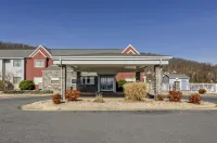 Clarion Pointe Staunton East - parking