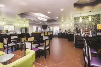 La Quinta Inn & Suites by Wyndham Louisville East - Parkering