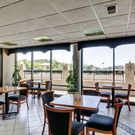 Quality Inn Troutville - Roanoke North Отели в г. Ботетот