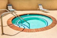 Days Inn & Suites by Wyndham Fullerton - Hot Tub