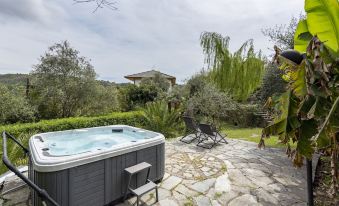 Villa Renetta with Swimming Pool and Jacuzzi and Parking
