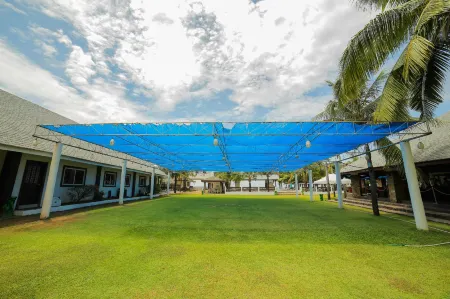 Bataan White Corals Beach Resort Отели в г. Моронг