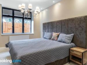 Beautiful 1-Bed Apartment in Golders Green London