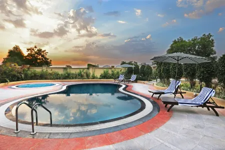 Temple Tree Hotel Shirdi Отели в г. Ахмеднагар