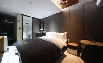 9. Hotel K..