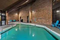 Clarion Pointe Bloomington-Normal Near I-55 and University - piscina