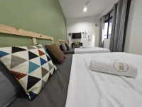 SUITE US GUESTHOUSE فنادق في Lundang