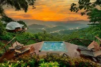 Trekker Glamping - EcoLodge Boutique - สระว่ายน้ำแบบอินฟินิตี้