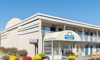 Days Inn & Suites by Wyndham Dayton North