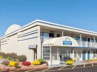 Days Inn & Suites by Wyndham Dayton North