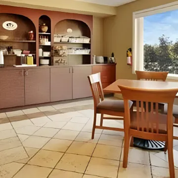 Super 8 by Wyndham Cornwall on