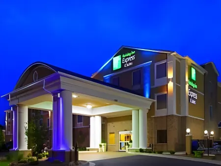 Holiday Inn Express & Suites Atlanta East - Lithonia Отели рядом с достопримечательностью «Заказник Дэвидсон-Арабия Маунтин»
