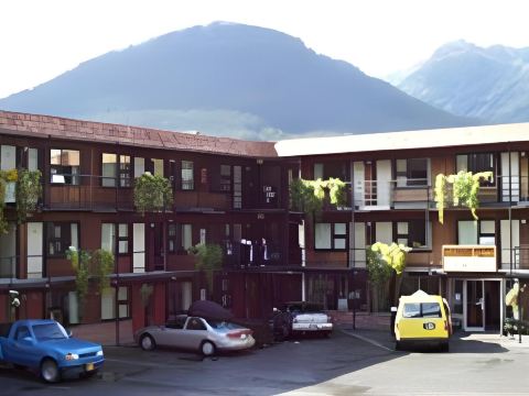 The Driftwood Lodge