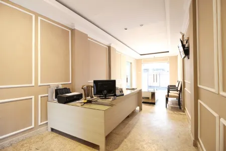 RedDoorz Near Stadion Manahan Solo Отели рядом с достопримечательностью «Dalem Kalitan»