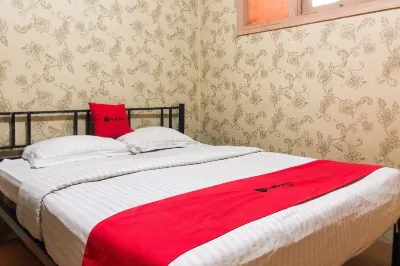 RedDoorz Near RS Siloam Karawaci Hotels in Kelapa Dua Subdistrict