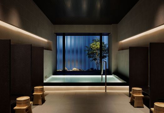 2. 코트야드 바이 ..