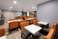 La Quinta Inn by Wyndham Sheboygan, WI - breakfast