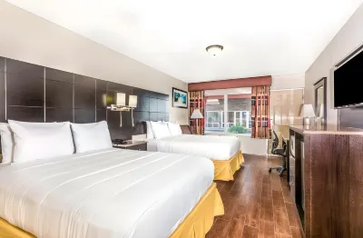Econo Lodge Inn & Suites