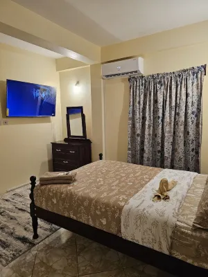 Charming Castle Berry 1-bedroom apartment unit 206 with WiFi, AC in Brighton Hotels in Brighton