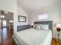 Zen! Refreshing! Spotless! Relaxing! Welcoming! Well-appointed! Dock your boat!